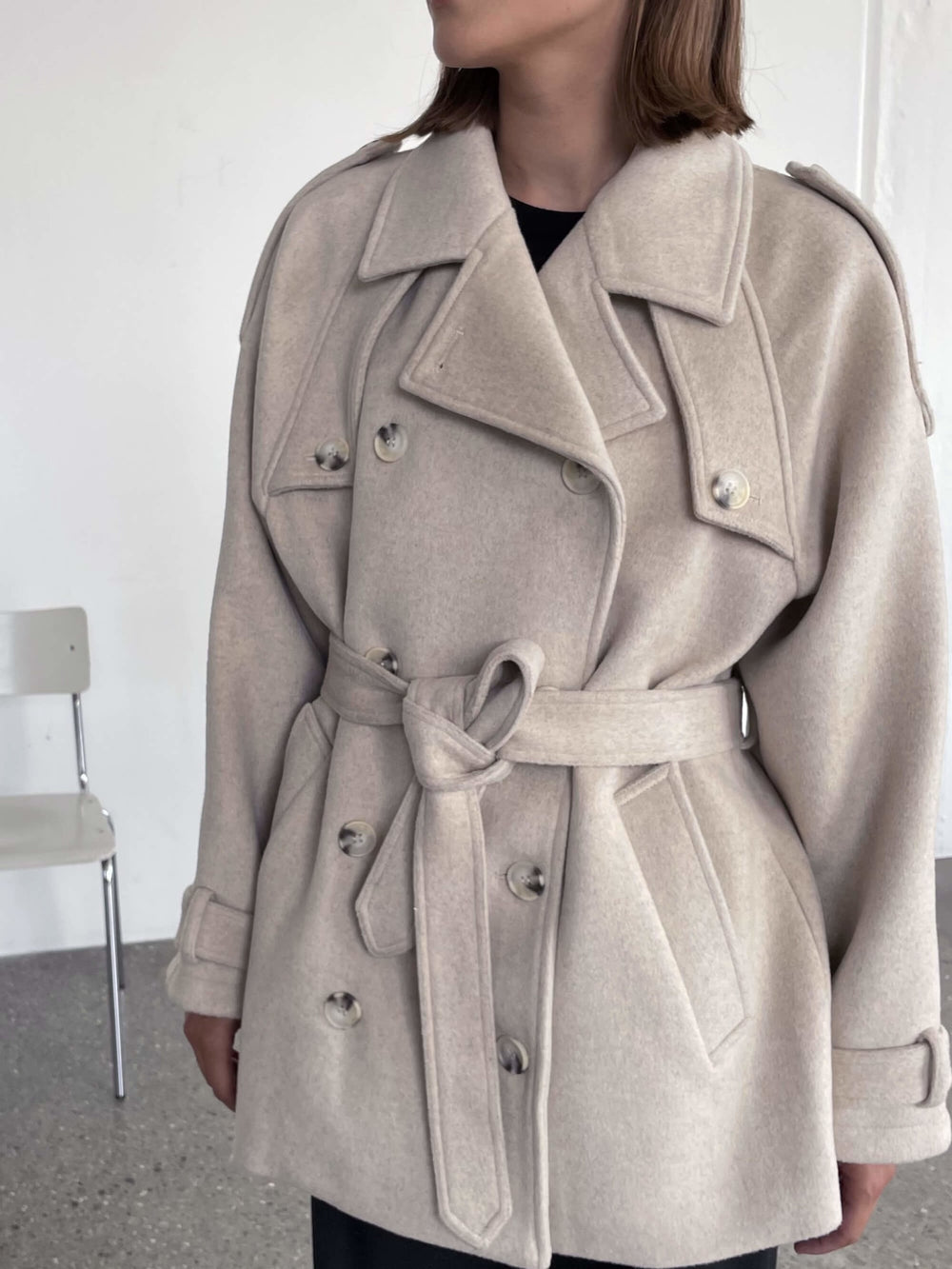 Dame i en stilren beige jakke fra MEOTINE, perfekt for enhver anledning. Kvalitet og design i fokus.