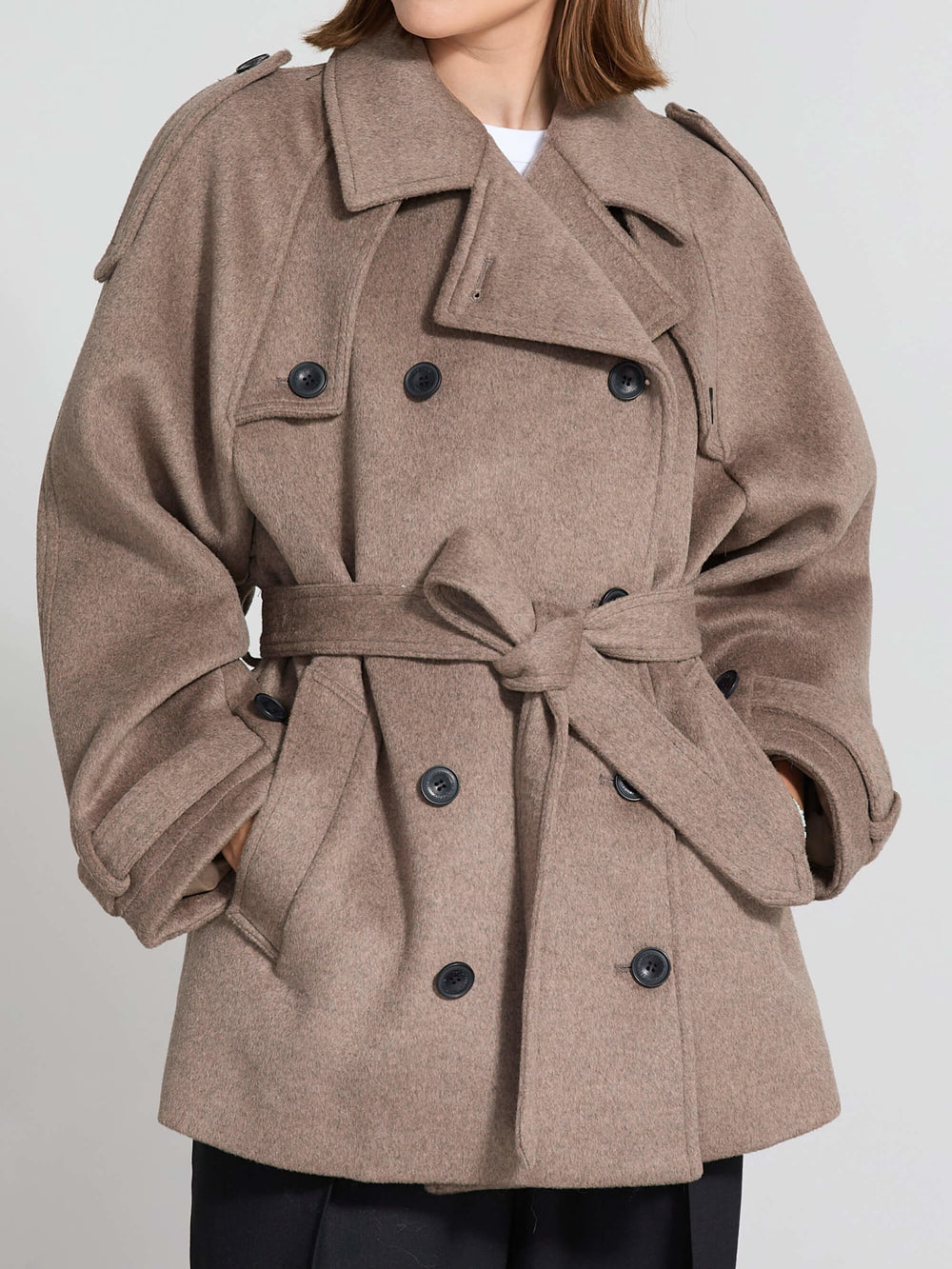 Stilig dame i en beige jakke fra MEOTINE, perfekt for høst og vinter. Kvalitet og komfort i ett.