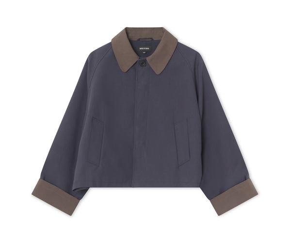 Stilig jakke fra MEOTINE, perfekt for dame som ønsker en moderne og tidløs look. Kvalitet og komfort i ett.