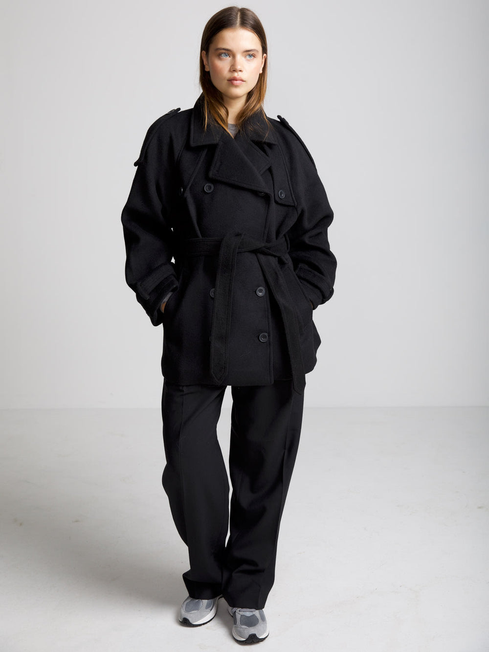 Dame i en stilren svart jakke fra MEOTINE, perfekt for høst- og vintermote. Kvalitet og komfort i ett.