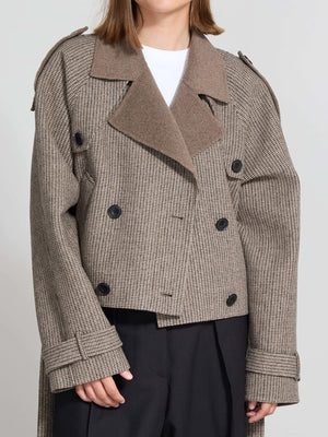 Stilig dame i en trendy, rutete jakke fra MEOTINE. Perfekt for enhver anledning med moderne snitt.