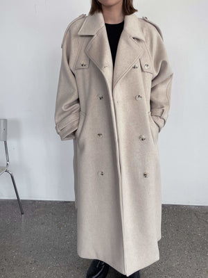Dame i en stilren, beige frakk fra MEOTINE, perfekt for enhver anledning. Kvalitet og eleganse i ett.