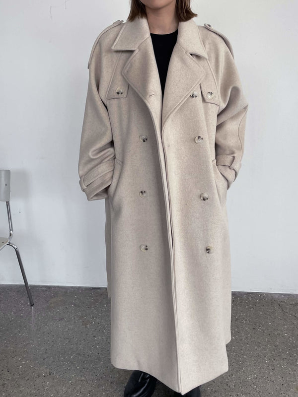 Dame i en stilren, beige frakk fra MEOTINE, perfekt for enhver anledning. Kvalitet og eleganse i ett.