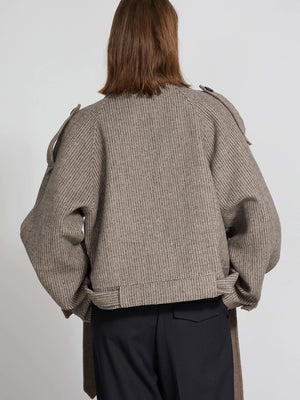 Stilig dame iført en trendy jakke fra MEOTINE, perfekt for enhver anledning. Kvalitet og design i fokus.