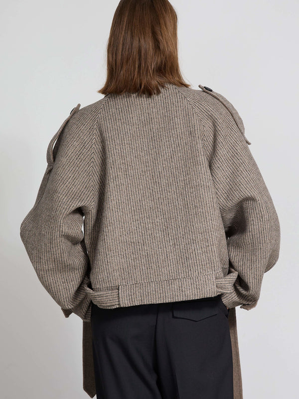 Stilig dame iført en trendy jakke fra MEOTINE, perfekt for enhver anledning. Kvalitet og design i fokus.