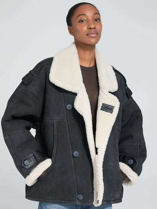 Dame i en stilren skinnjakke fra MEOTINE, perfekt for en moderne og trendy look. Jakken har myk pelskrage.