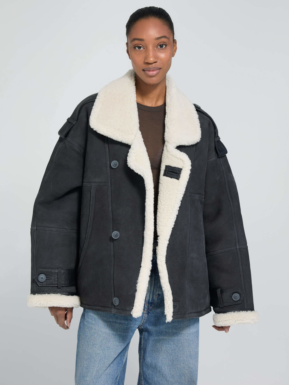 Dame i en stilren skinnjakke fra MEOTINE, perfekt for en moderne og trendy look. Jakken har myk pelskrage.